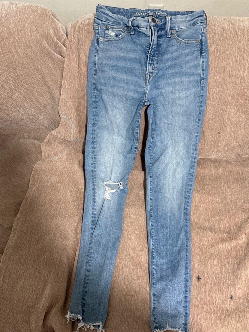 American Eagle High-Rise Distressed skinny Jeans Size 2 regular Raw Hem